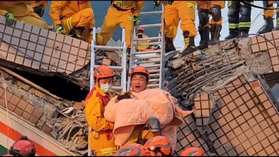 شاهد.. لحظة إنقاذ طفلة ووالدتها من أنقاض مبنى انهار جراء زلزال تايوان