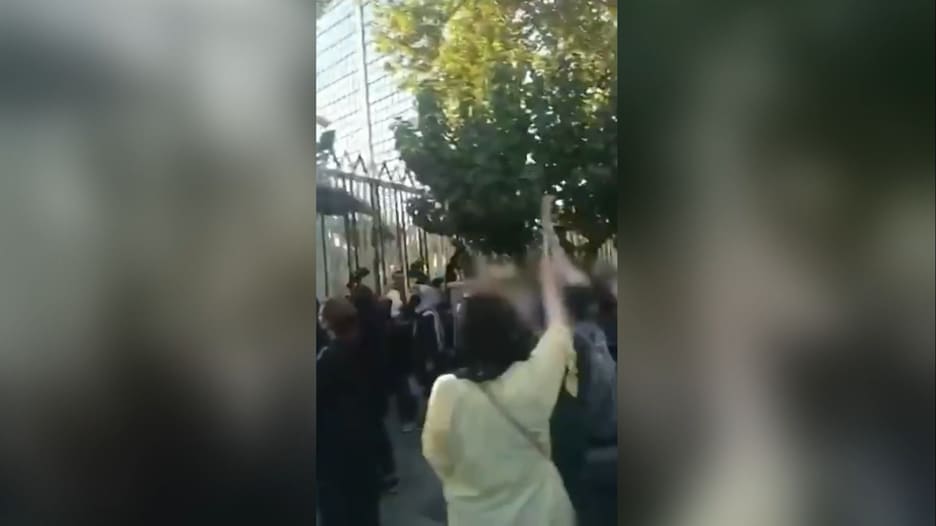 بعد مقتل مهسا أميني.. مظاهرات في إيران وهتافات بـ"الموت للدكتاتور"
