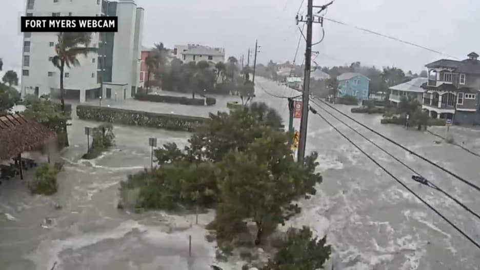 بتقنية الفاصل الزمني.. فيديو يُظهر الفيضانات تغمر الشوارع في فلوريدا