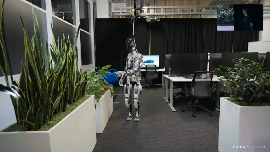 شاهد تسلا تطلق الروبوت "أوبتيموس" الذي يمكنه الرقص وسقي النباتات