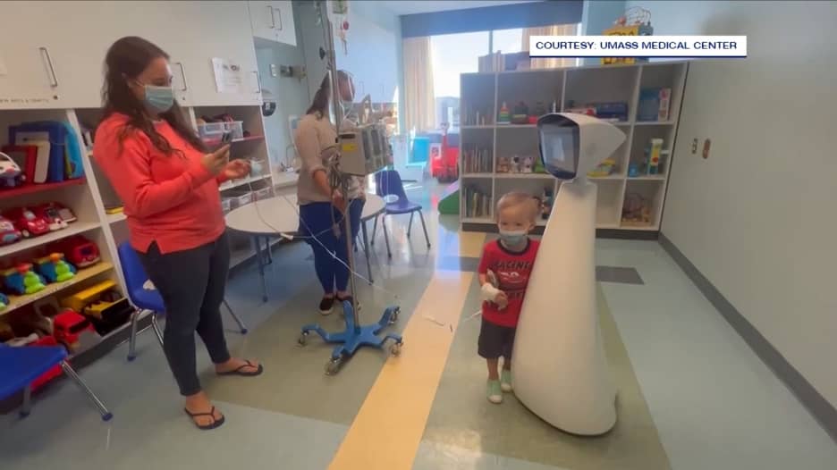 مستشفى يبتكر طريقة جديدة لمساعدة الأطفال على الشعور بالراحة .. روبوت علاجي
