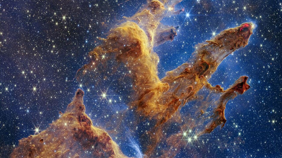 يد ضخمة أم حصان يجري؟ شاهد الصور المذهلة التي التقطها تلسكوب جيمس ويب لـ "أعمدة الخلق" في الفضاء