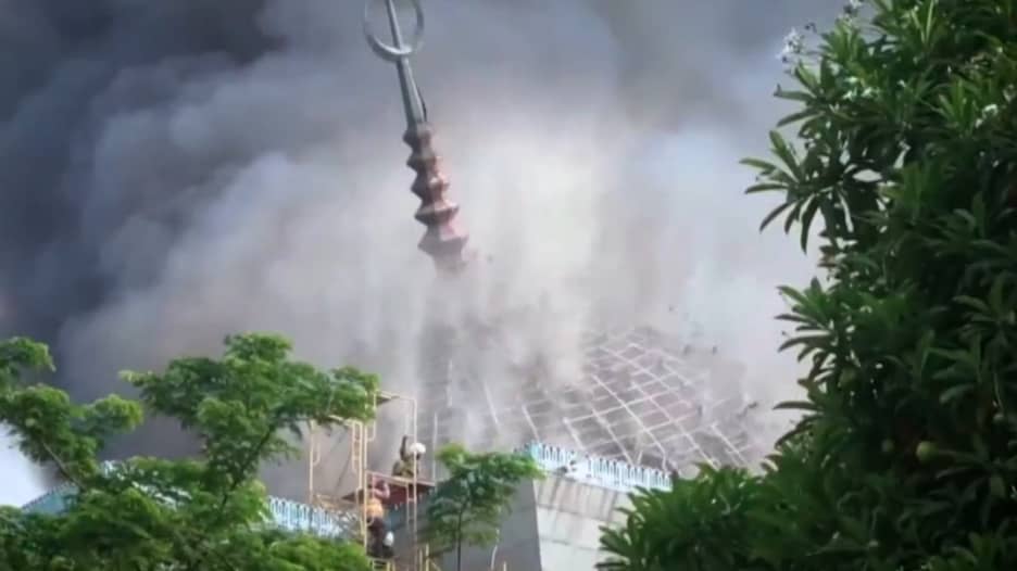 شاهد لحظة انهيار قبة مسجد المركز الإسلامي في إندونيسيا