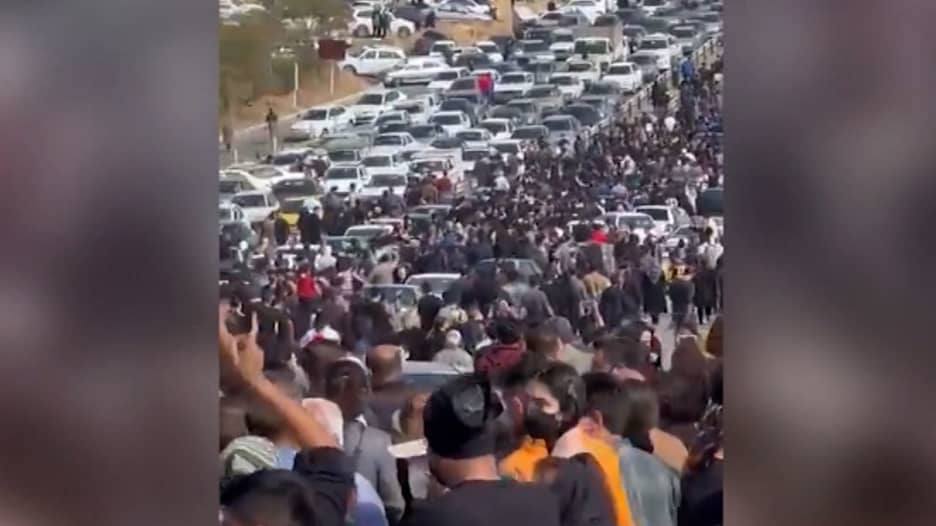 إيرانيون يتظاهرون عند قبر مهسا أميني في ذكرى الأربعين.. ودعوات تغيير النظام تتعالى
