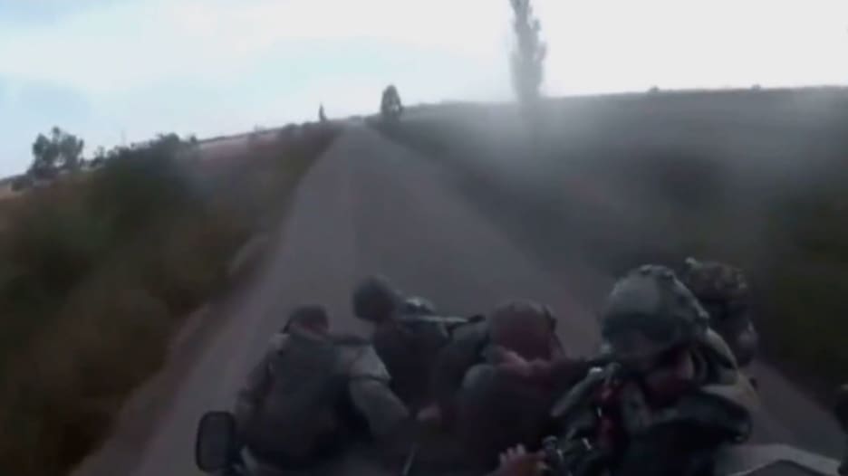 فيديو يُظهر جنودًا روس يتعرضون لهجوم مباغت من الجيش الأوكراني.. شاهد ما حدث لهم
