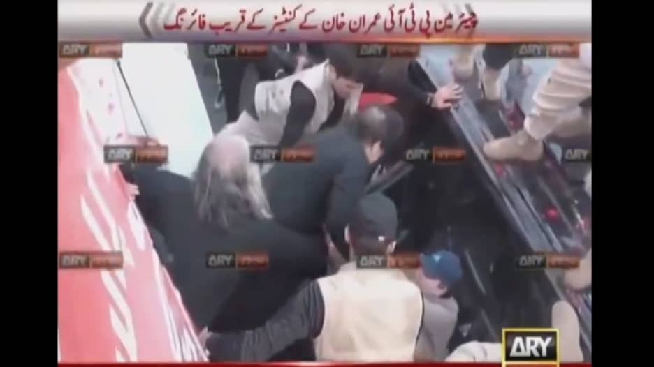 شاهد اللحظات الأولى لإطلاق النار على عمران خان رئيس وزراء باكستان السابق