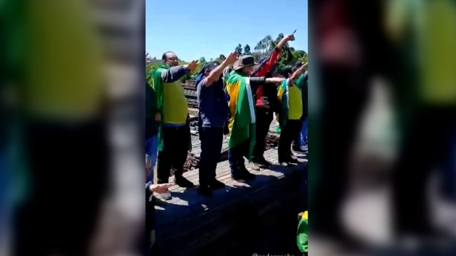 فيديو يُظهر حشودًا تؤدي "التحية النازية" أثناء النشيد الوطني البرازيلي