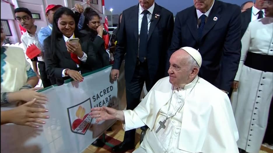 شاهد.. البابا فرانسيس يلتقي بمسلمين وكاثوليك في زيارته للبحرين