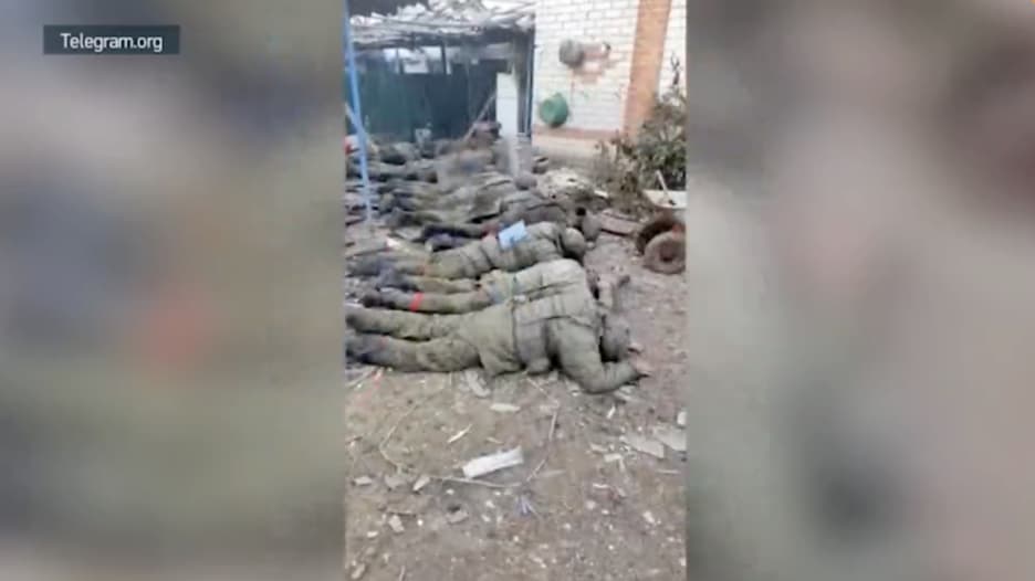روسيا تعلق على فيديو متداول لـ10 من جنودها مقيدين قبل "قتلهم" بأوكرانيا