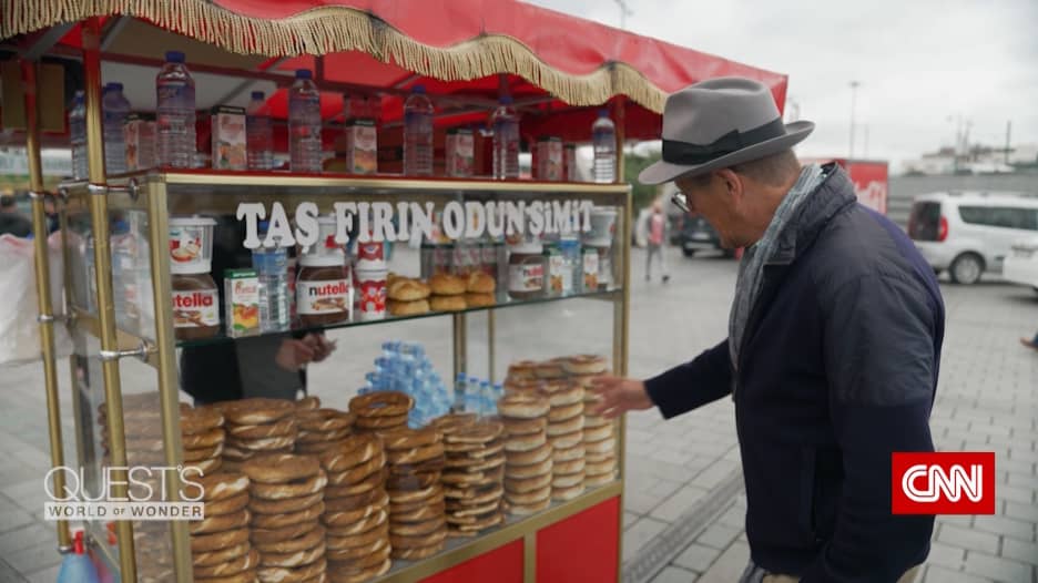 مذيع CNN يجوب أحياء إسطنبول ويتذوق طعام شوارعها