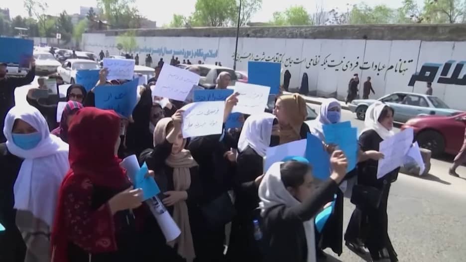 "ما زالوا في التسعينيات".. طالبان تستمر في تدمير حقوق وحريات المرأة