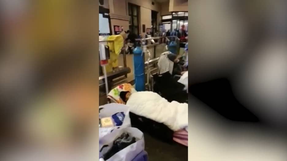 فيديو لمرضى يتلقون العلاج على أرصفة مستشفى بالصين بعد تفش هائل لكورونا