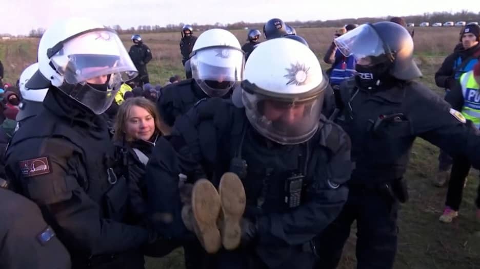 شاهد.. كيف اعتقلت الشرطة الألمانية الناشطة المناخية غريتا تونبرغ؟