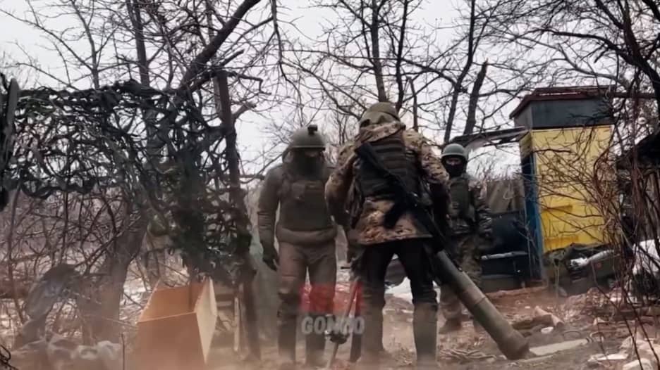قتلوا زميلهم بمطرقة ثقيلة.. تقرير استخباراتي يكشف تكتيكات "فاغنر" الوحشية بأوكرانيا حتى على أفراده