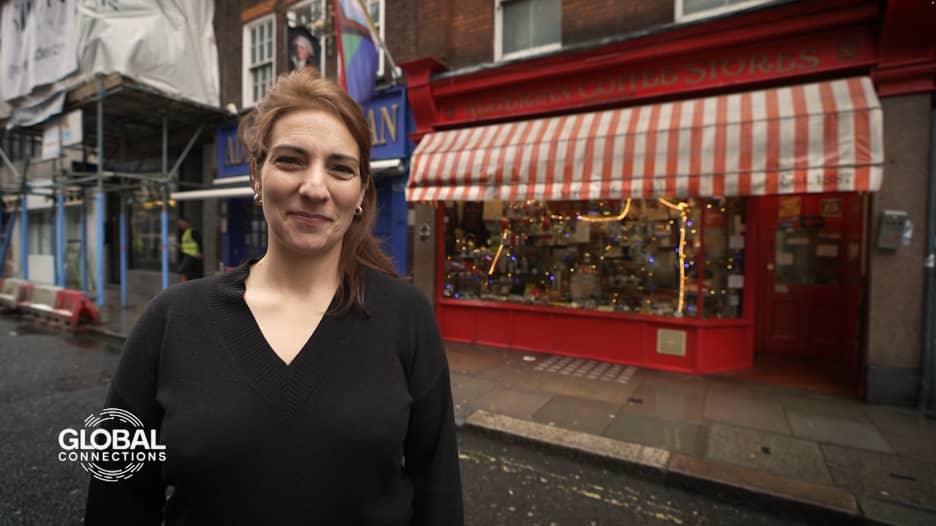 "محلات القهوة الجزائرية".. مقهى صغير في لندن يجذب الزبائن من حول العالم