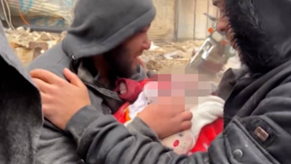 في مشهد يفطر القلب.. أب سوري يبكي على ابنه الرضيع بعد تسلّم جثته من بين الأنقاض