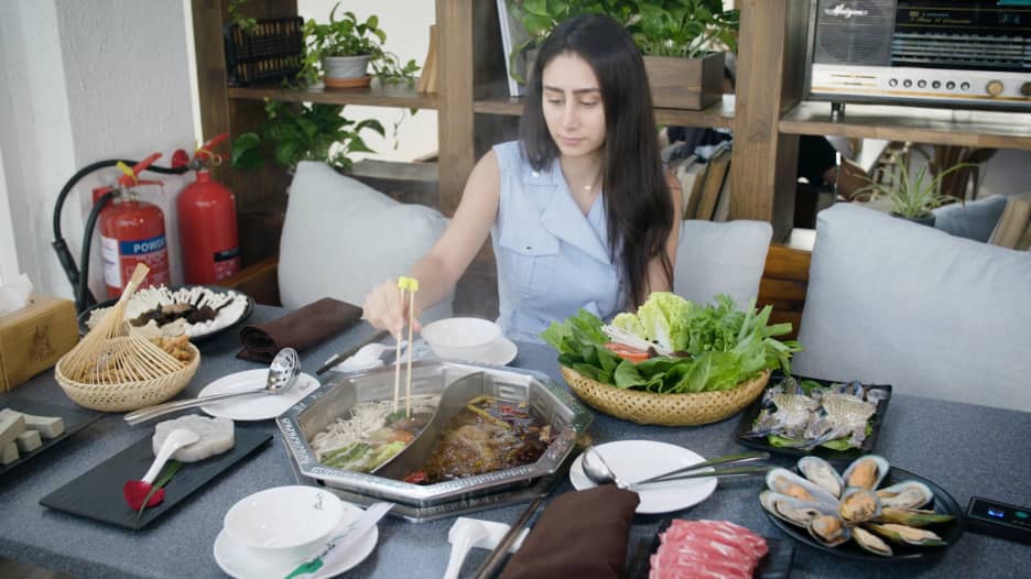 في دبي.. هذا المطعم يقدم لك وعاء ماء ساخن كي تطبخ طعامك بنفسك