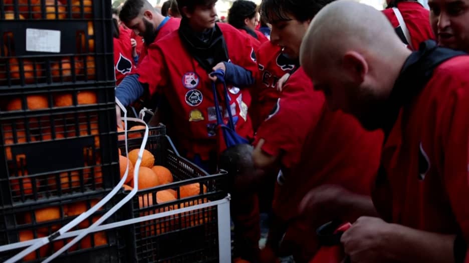 آلاف من حبات البرتقال "تتطاير" بالهواء في إيطاليا بهذه المعركة