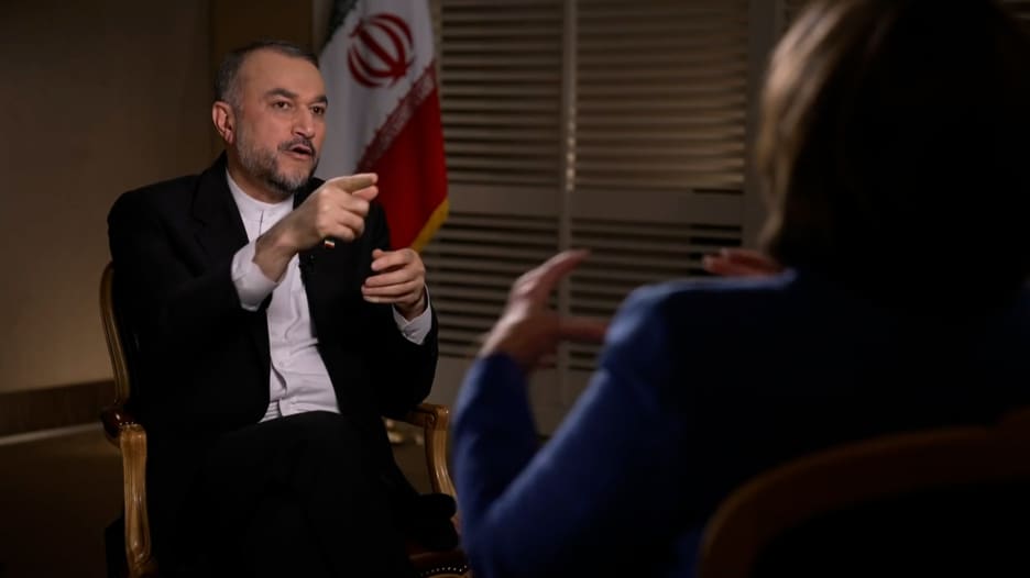 "هذه ليست طريقة لإجراء مقابلة".. مشادة حادة بين وزير خارجية إيران ومذيعة CNN أثناء لقاء بينهما