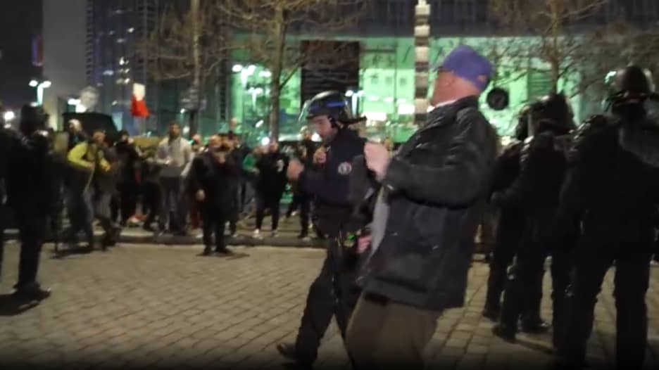 شاهد رد فعل مراسل CNN عندما لاحظ زجاجة تتجه نحوه خلال مظاهرة في فرنسا