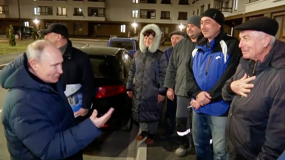 قاطعه وصرخ.. مفاجئة كانت بانتظار بوتين خلال زيارته لمدينة ماريوبول الأوكرانية