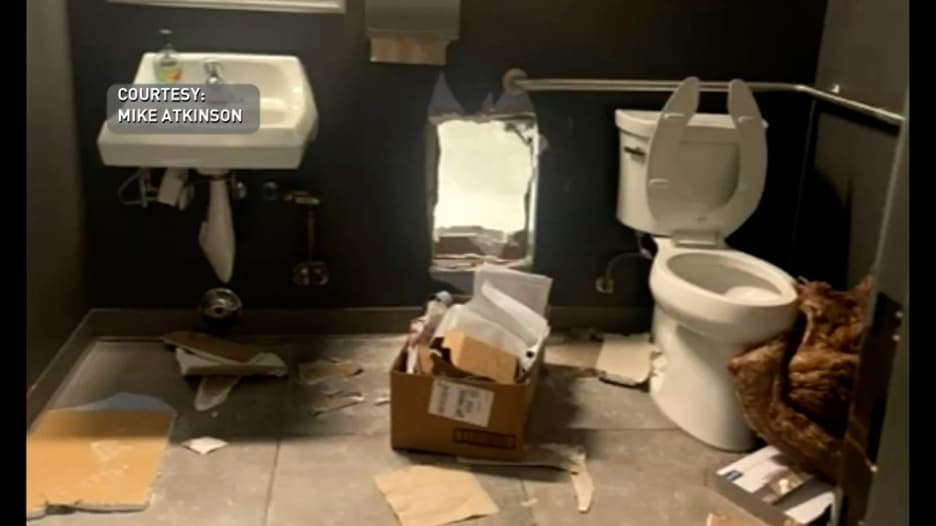 عبر ثقب في الحمام ودون ترك بصمات.. لصوص يسرقون أجهزة بقيمة 500 ألف دولار من متجر آبل