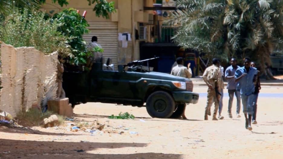 دخان يتصاعد من القصر الرئاسي.. ومخاوف من عودة الحرب الأهلية في السودان
