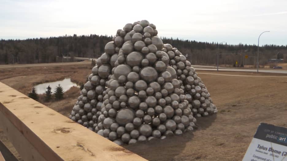 شاهد.. رجال الإطفاء ينقذون رجلًا علق داخل تمثال على شكل كرة