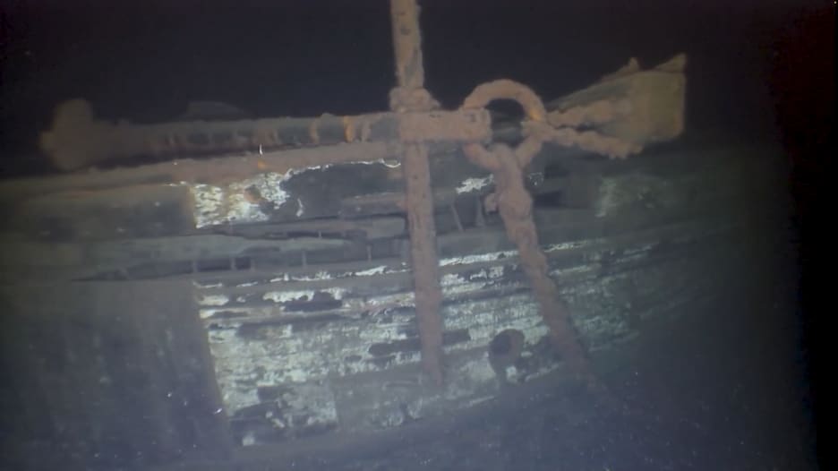 شاهد لحظة اكتشاف مؤرخين لسفينتين غرقتا منذ قرن في بحيرة