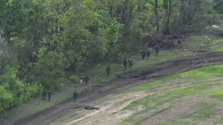 فيديو دراماتيكي يظهر رد فعل جنود روس عندما تعرضوا لهجوم جوي أوكراني