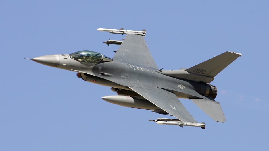 كولونيل أمريكي متقاعد يشرح مميزات مقاتلة F-16 ويوضح لماذا قد تغير قواعد اللعبة بأوكرانيا
