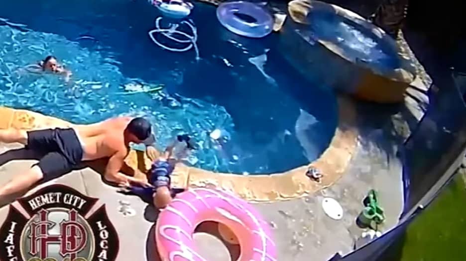 كاميرا مراقبة ترصد لحظة "انقضاض" أب على رضيع سقط في بركة ساحة