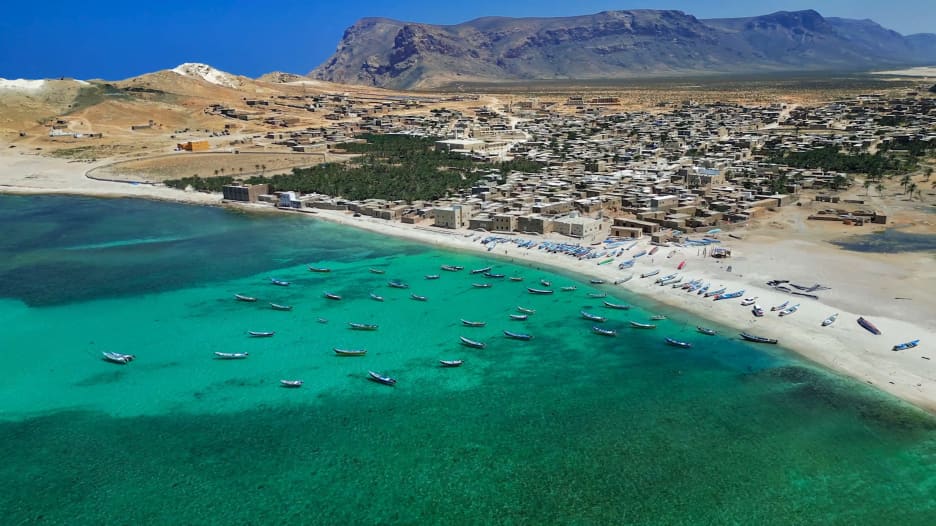 كويتية تستكشف شواطئ "الجزيرة المباركة" في اليمن..كيف وجدتها؟