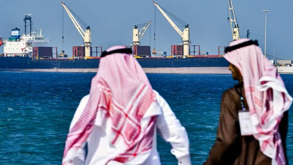 لماذا مددت السعودية وروسيا تخفيض إنتاج النفط وما التأثير المحتمل؟