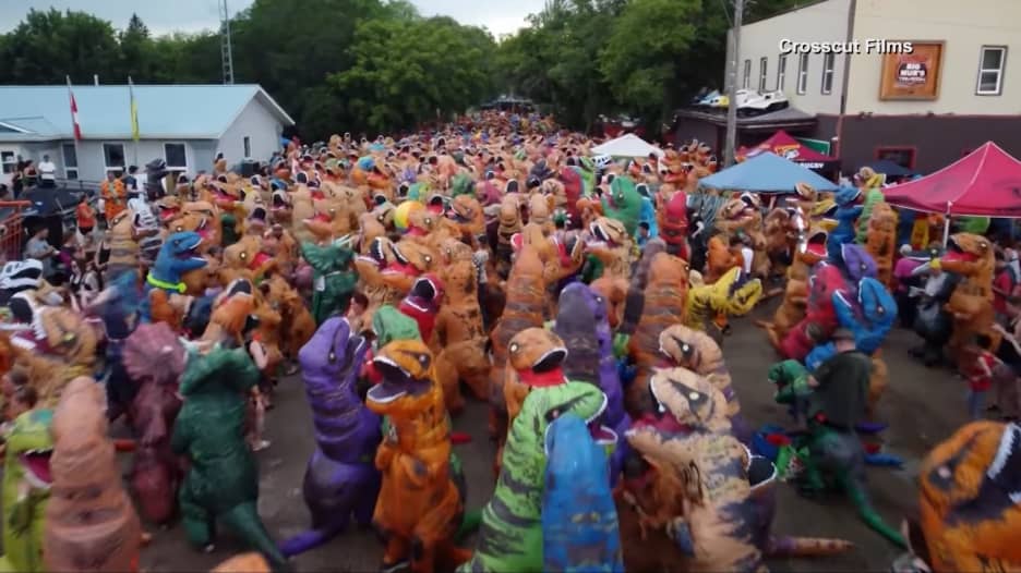 ما هو أحد أغرب الأرقام القياسية المسجّلة في العالم الذي حطّمته بلدة كندية صغيرة؟