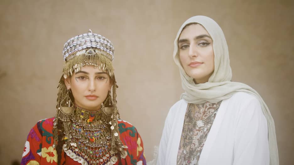 من دبي..مصممة أزياء تتحدى نظرة الغرب لنساء أفغانستان