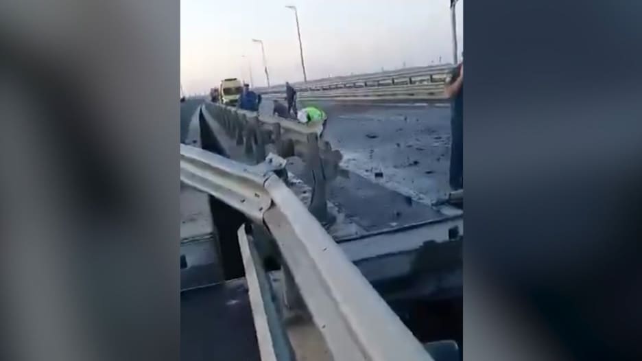يربط بين القرم وروسيا.. فيديو يظهر حجم الدمار الذي لحق بجسر كيرتش بعد هجوم مزعوم