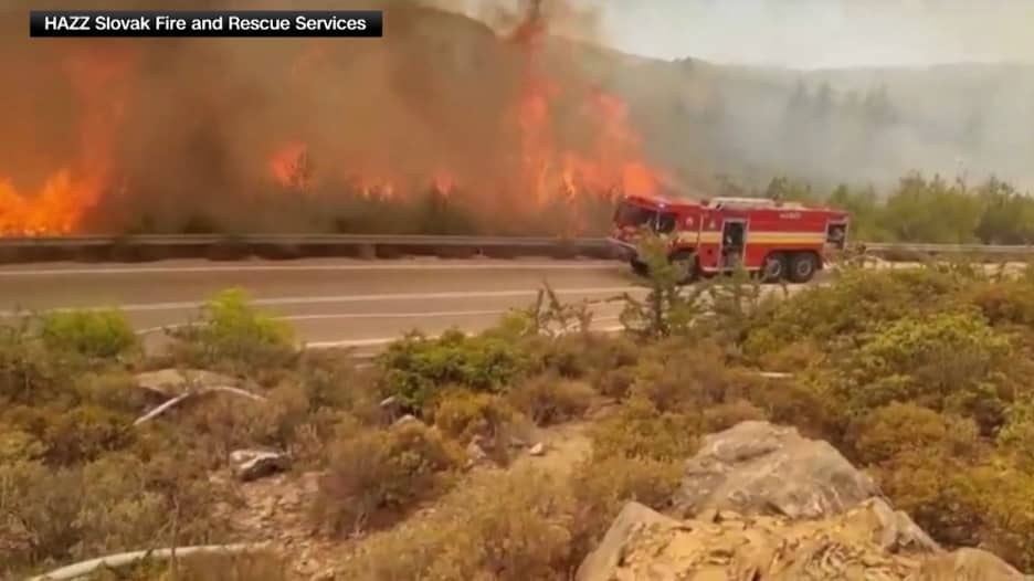 قلق على سلامة السياح في اليونان بسبب موجة حر شديدة وحرائق غابات هائلة