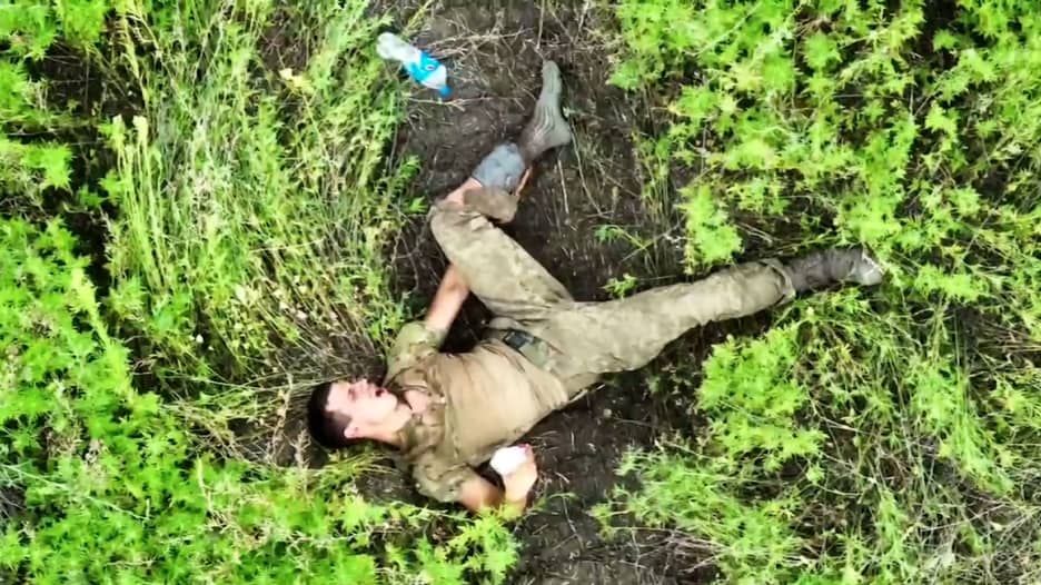 تركوه خلفهم وأعلنوا وفاته.. شاهد كيف تخلى جنود روس عن قائدهم وسط هجوم ضار من قوات أوكرانية