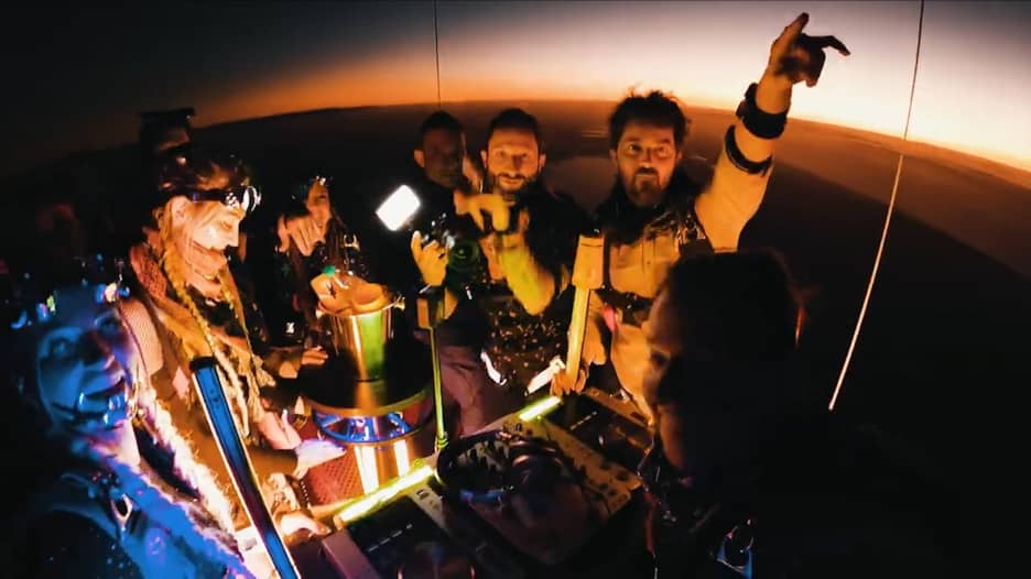 شاهد أصدقاء يقيمون حفلة على منصة متدلية من منطاد هوائي بالبرازيل