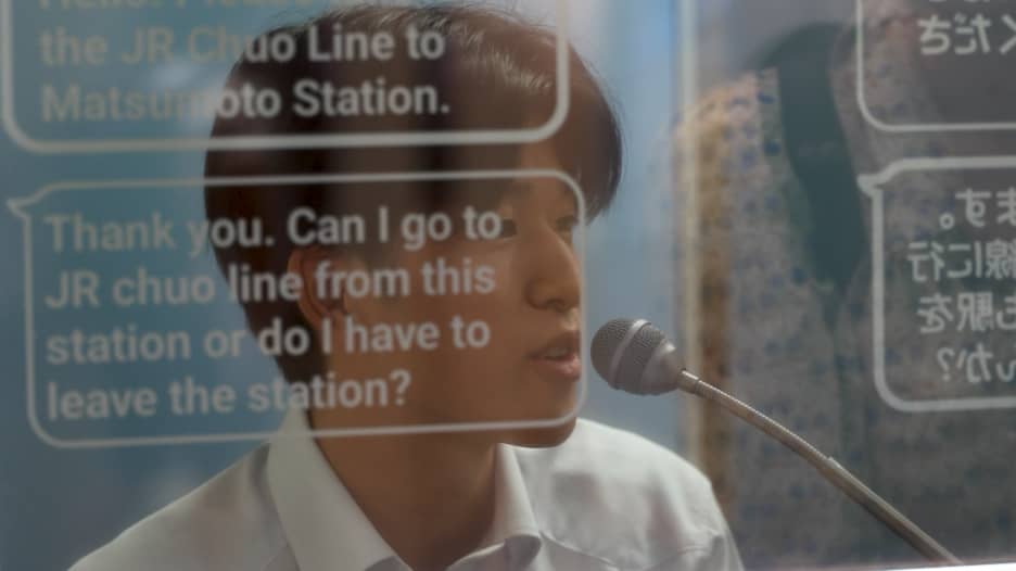 تقنية من المستقبل قيد التجربة في اليابان.. شاشة ترجمة فورية للسيّاح الأجانب في محطة مترو