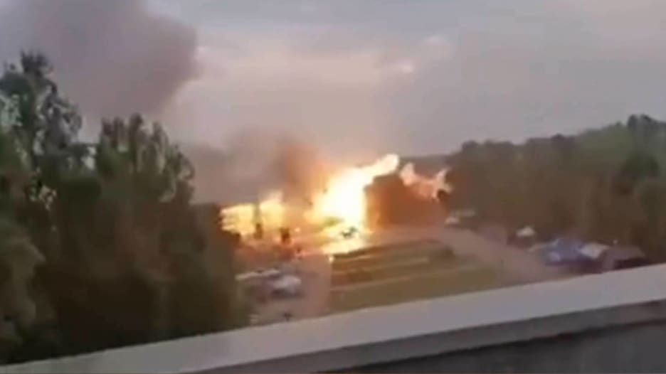 مشهد يثير الرعب.. فيديو يُظهر لحظة استهداف صاروخ روسي لفندق أوكراني