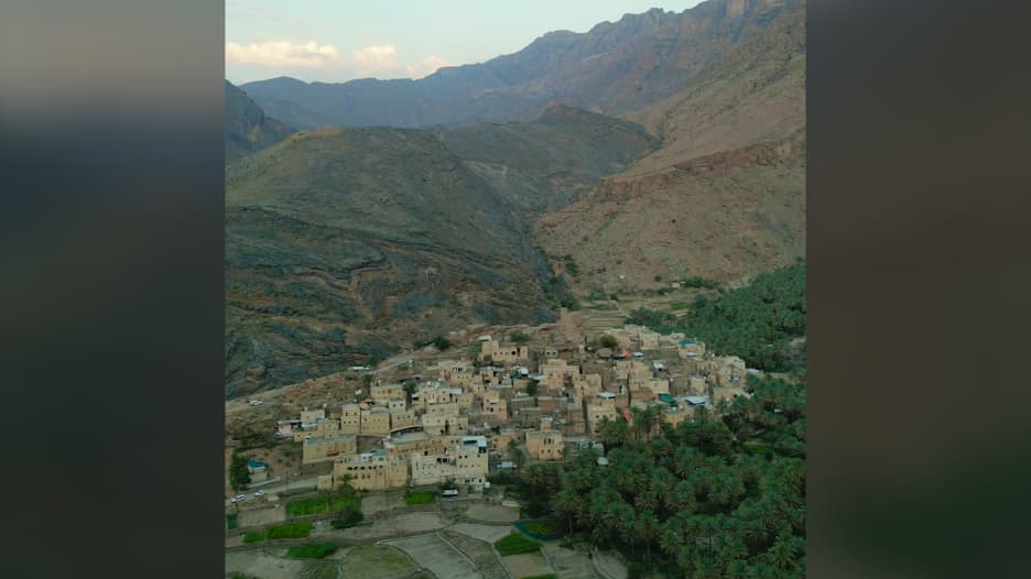في أعالي جبال الحجر بسلطنة عُمان.. هل هذه أجمل القرى السياحية بالعالم؟