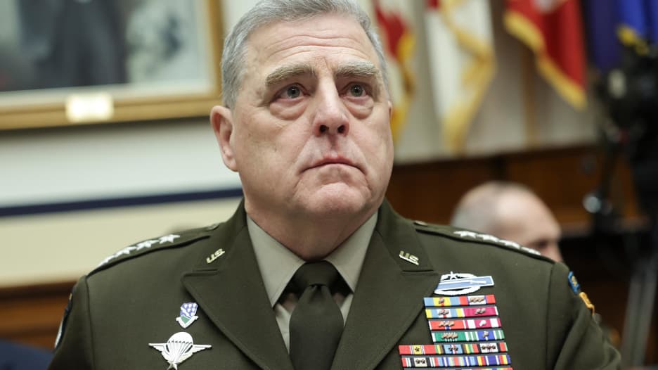 "بطيء ودموي".. شاهد كيف علق رئيس هيئة الأركان المشتركة للجيش الأمريكي على هجوم أوكرانيا المضاد