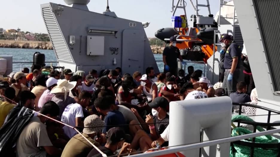 رقم قياسي من المهاجرين يصل إلى جزيرة إيطالية خلال عطلة نهاية الأسبوع.. والحكومة تبحث عن خطة طوارئ