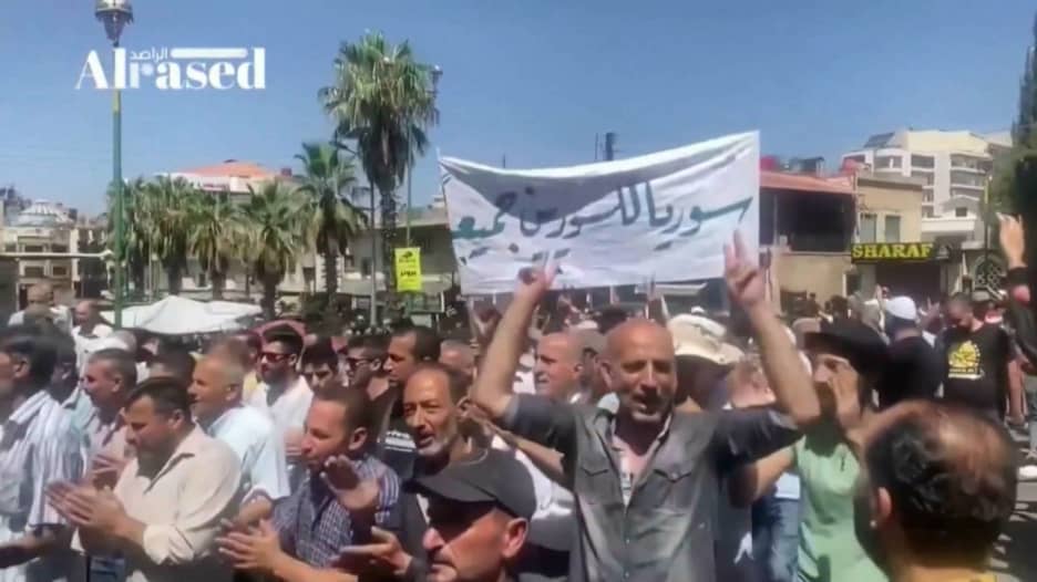 شاهد.. احتجاجات في سوريا يطالب فيها المتظاهرون الرئيس الأسد بالرحيل