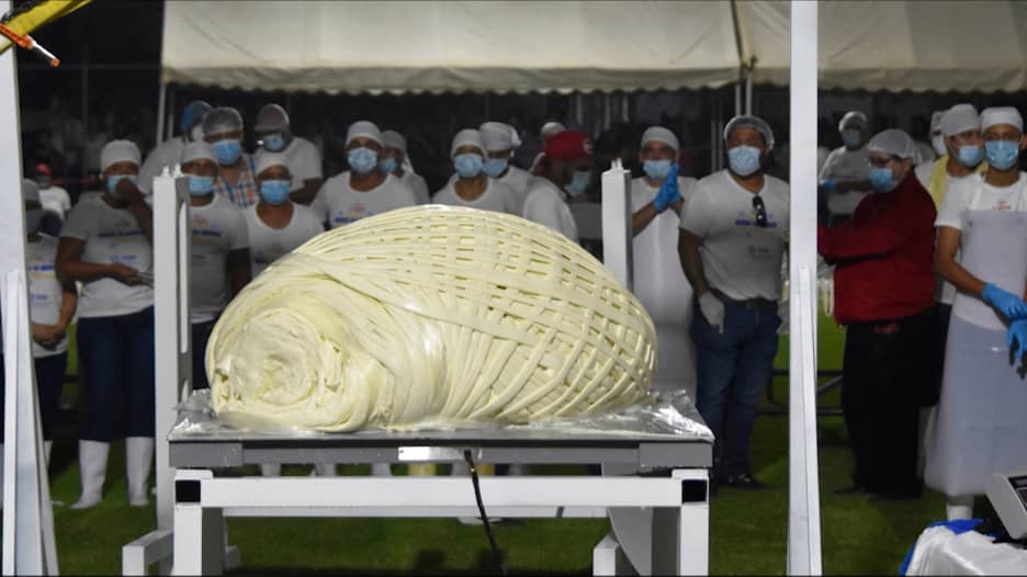 بلدة في المكسيك صنعت أكبر كرة من خيوط الجبن في العالم.. شاهد كيف فعلت ذلك