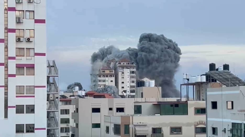 شاهد لحظة انهيار برجين شاهقين أحدهما برج فلسطين بعد قصف على غزة