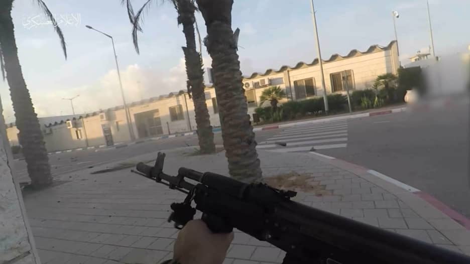 فيديو يُظهر معارك مسلحة في شوارع مدن إسرائيل بعد تسلل مسلحين من قطاع غزة إليها
