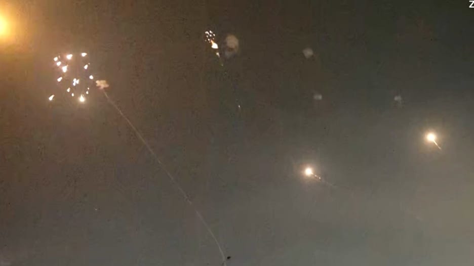 فيديو يظهر لحظة اعتراض "القبة الحديدية" الإسرائيلية لصواريخ قادمة من غزة